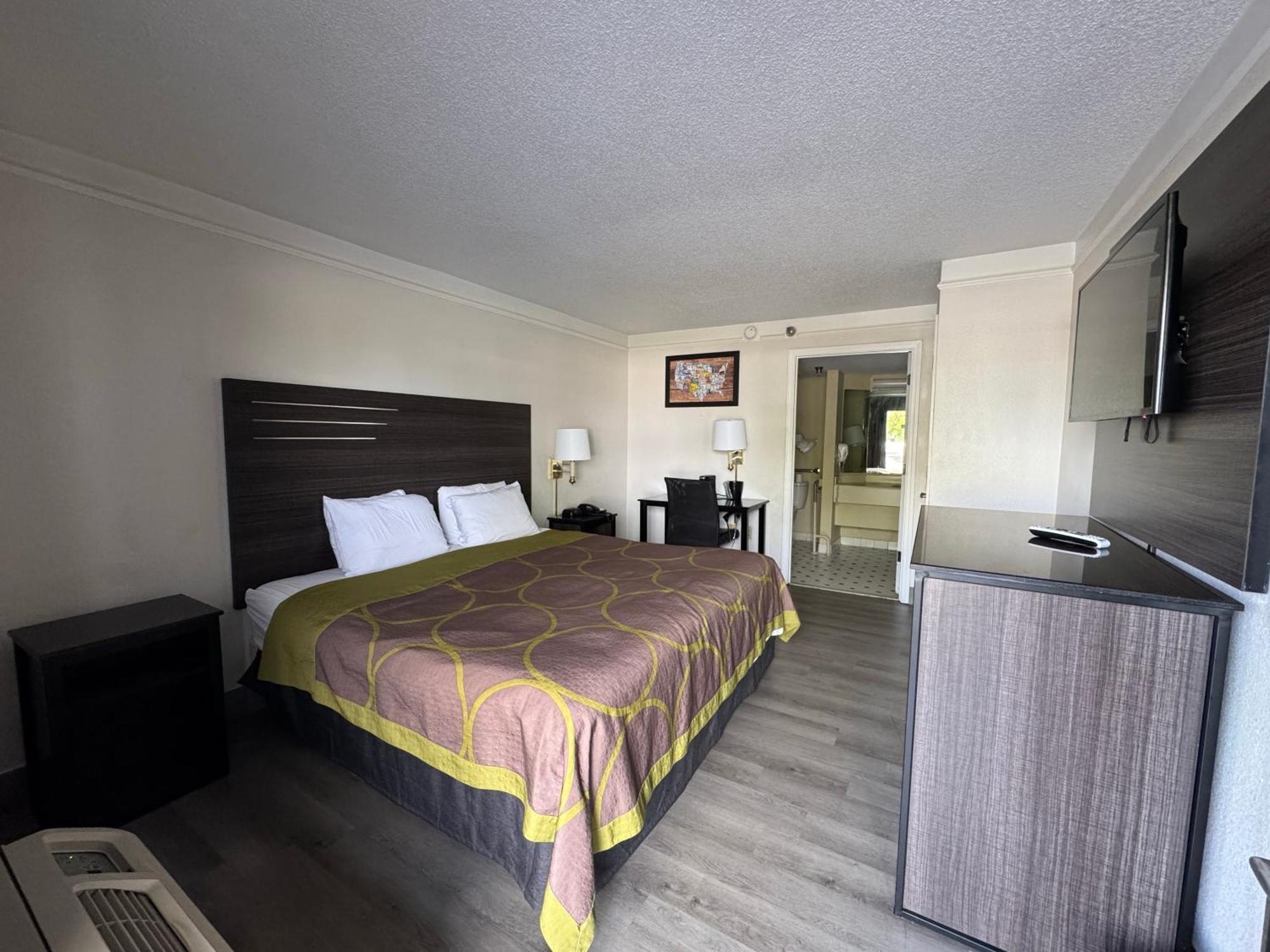 Super 8 By Wyndham Savannah Exterior photo